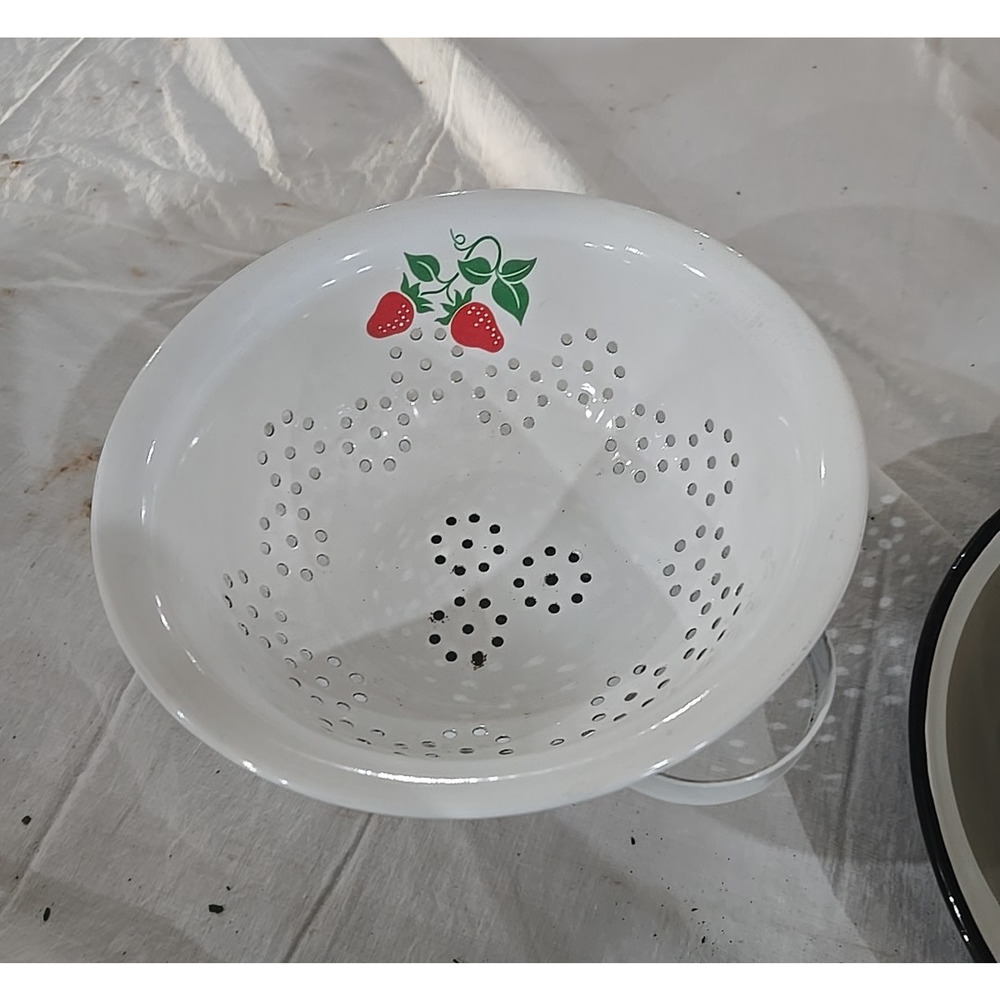 Vtg 1983 Teleflora White Strawberries‎ Enamel Shiny Kitchen Strainer Colander